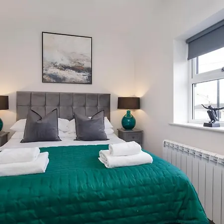 Bishopthorpe Road Luxury Sleeps 12 *